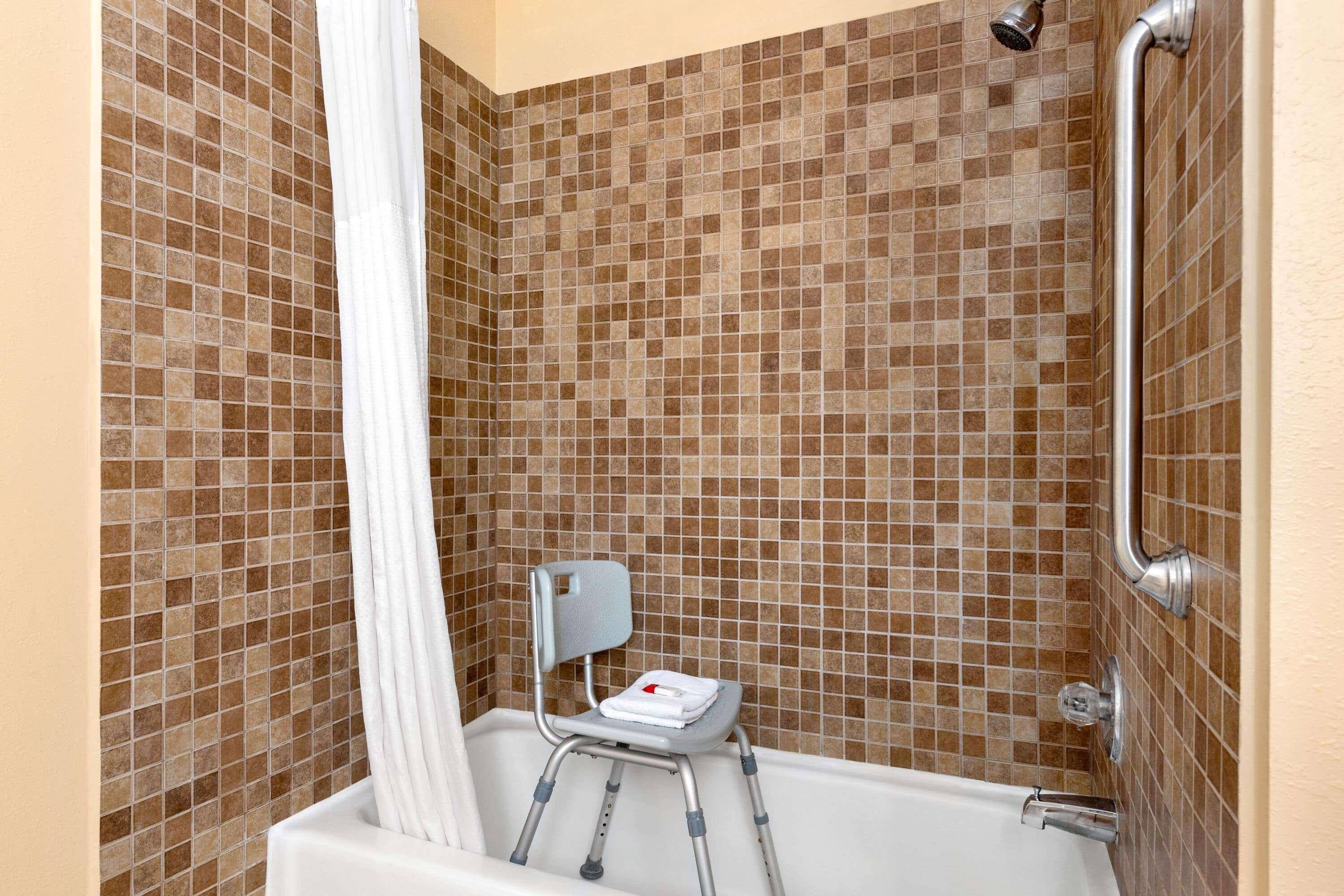 Howard Johnson By Wyndham Waterloo/cedar Falls Hotel 2*