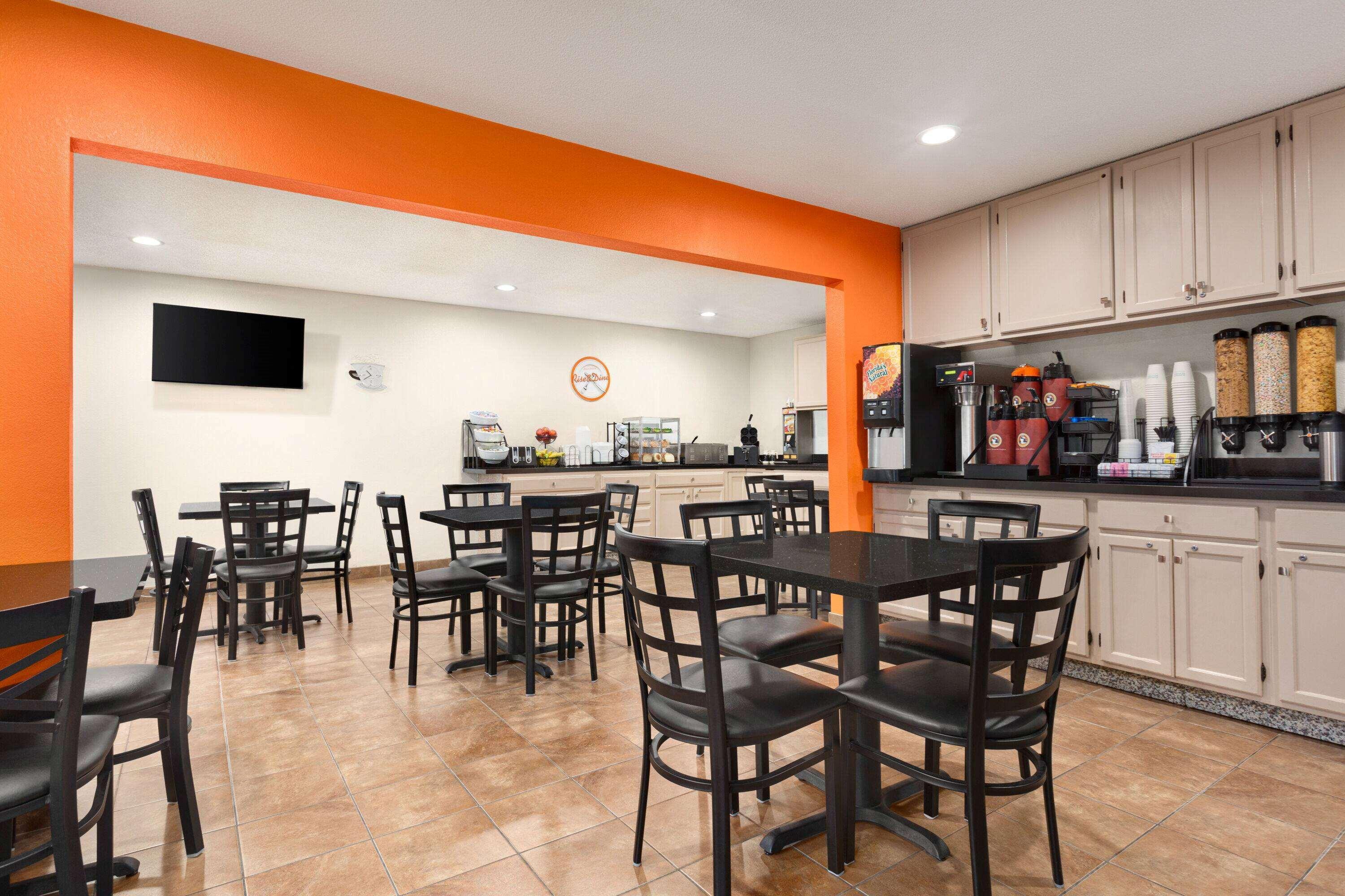 Hotel Howard Johnson By Wyndham Waterloo/cedar Falls