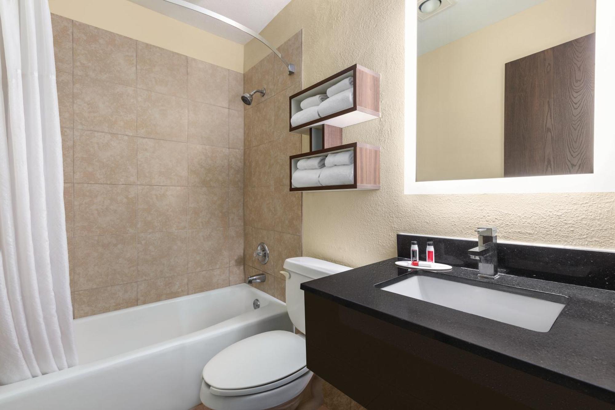 Hotel Howard Johnson By Wyndham Waterloo/cedar Falls 2*