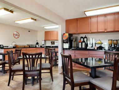 Howard Johnson By Wyndham Waterloo/cedar Falls Hotel 2*