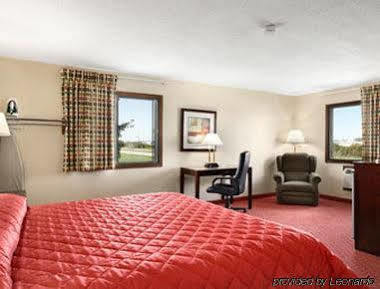 Hotel Howard Johnson By Wyndham Waterloo/cedar Falls 2*